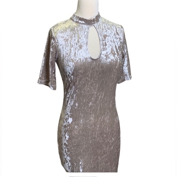 Love J Woman’s Beige Velvet Dress Size Medium - Picture 1 of 15